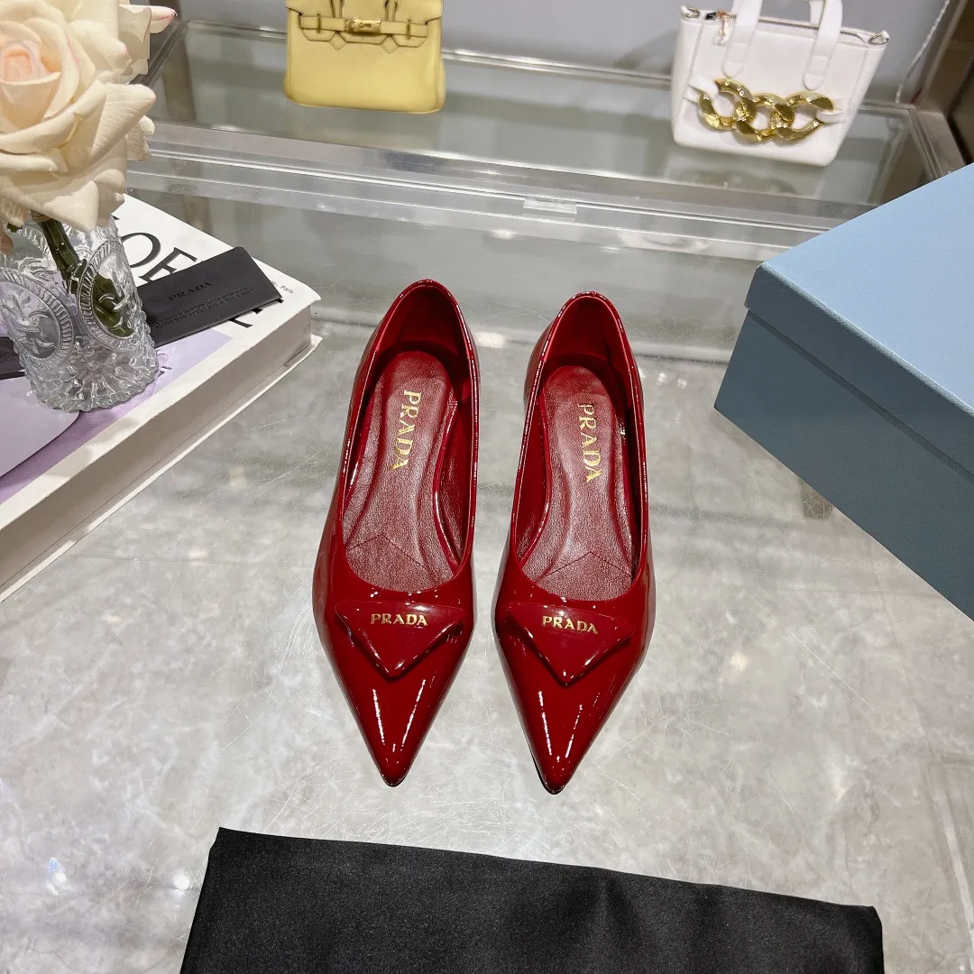 👟👟Ex-factory price 560👟👟 PRADA 2024𝐬𝐬Prada spring and summer new products, coming with strength! ❣️Fashionable and versatile nice item, original shoes developed from Italian counters and reproduced 1:1 according to the original taste. This year’s theme is not to be defined, embodying texture through simplicity and conciseness💛Top-grade patent leather with original 3D printing, the triangle logo is consistent with the original version, the goatskin lining is breathable and comfortable, and the genuine leather outsole. ⚛Size: 35-40 (41 customized) ⚛Original packaging accessories. ⚛Triangle deduction